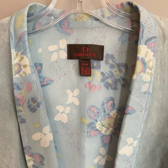 Danier Suede Blazer Light Blue with Floral Lining
Belted Size M - Picture 2 of 8